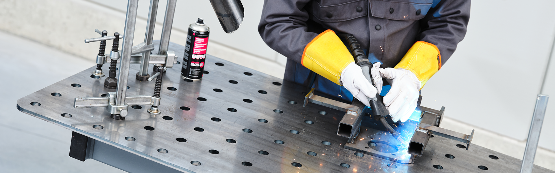 Höj- och sänkbara svetsbord